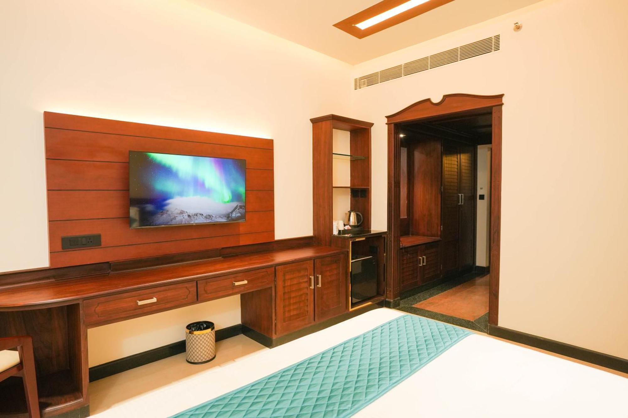 Blue Castle Hotel Thiruvananthapuram Exterior photo