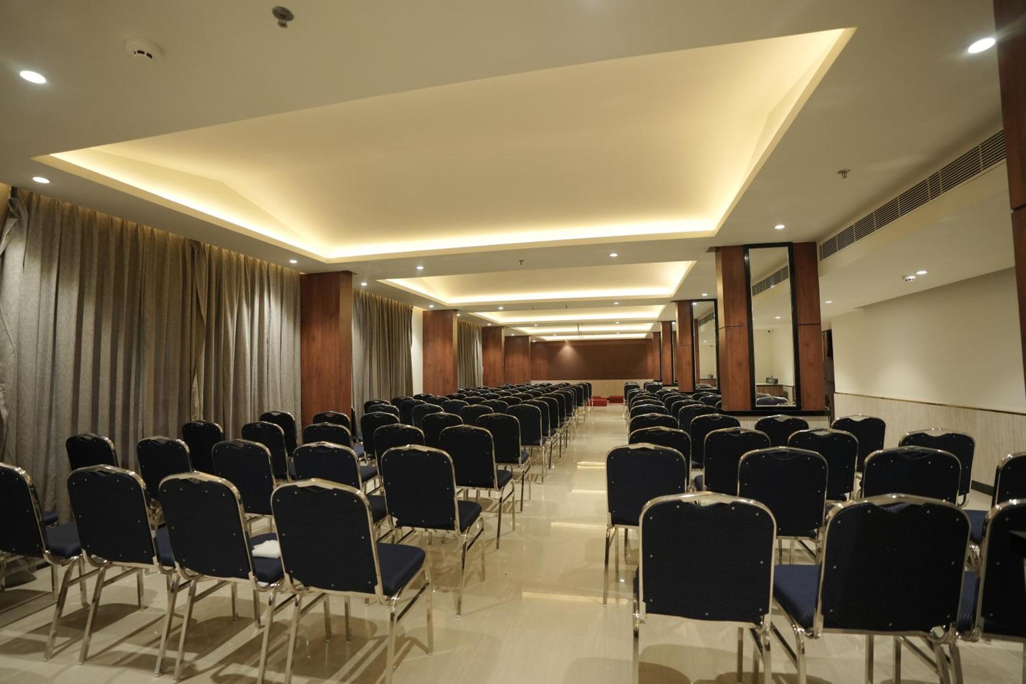 Blue Castle Hotel Thiruvananthapuram Exterior photo